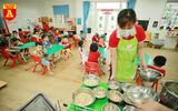 Cận cảnh bữa ăn bán trú của học sinh trong ngày đầu đi học